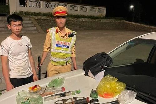 Phát hiện nhiều 'hàng lạnh' và còng số 8 trên xe khách