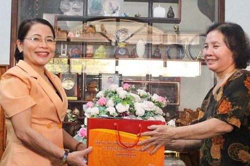 Mặt trận tỉnh Bình Định thăm, tặng quà các gia đình chính sách