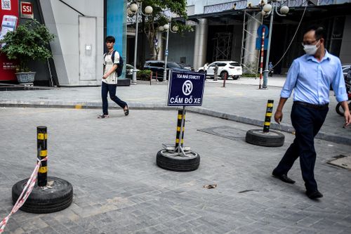 Dựng xô nhựa, lốp xe cắm cọc sắt để ngăn ôtô leo lên vỉa hè