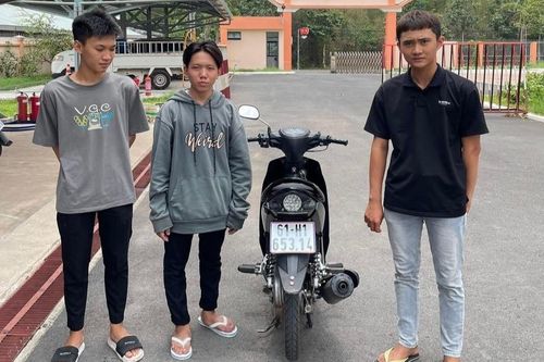 Nam thanh niên lái môtô bằng chân bị phạt 9 triệu đồng
