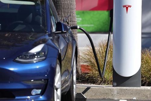 Cổ phiếu Tesla bị bán tháo, chứng khoán Mỹ rớt thảm