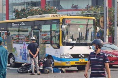 Tai nạn giao thông ngày 21/4/2023: Cụ bà tử vong sau va chạm xe buýt