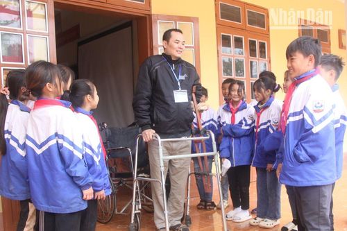'Lửa nghề' không bao giờ tắt với thầy giáo vùng cao tật nguyền