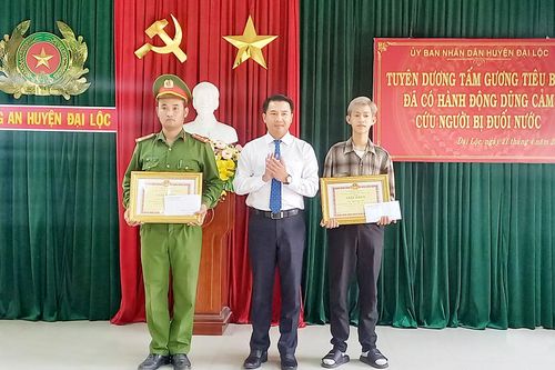 Tuyên dương tấm gương dũng cảm cứu người đuối nước trên sông Vu Gia