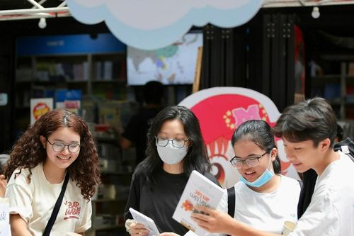 Viết sách bằng công nghệ hay bằng gan ruột?
