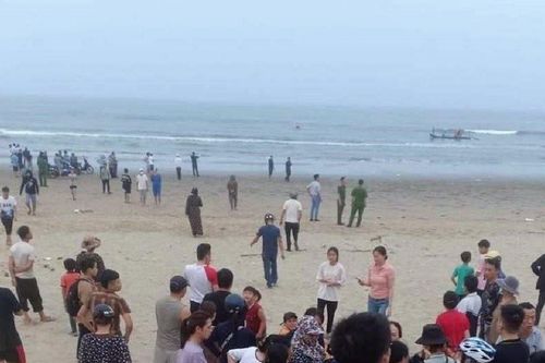 Thanh Hóa: Tắm biển, 2 học sinh bị sóng cuốn tử vong