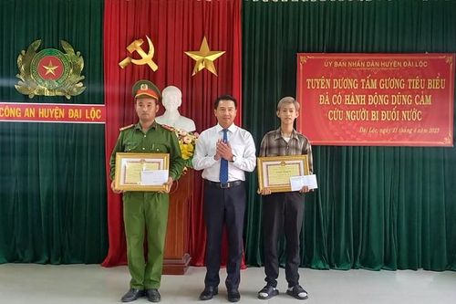 Khen thưởng Đại úy công an và nam thanh niên dũng cảm cứu người tự tử