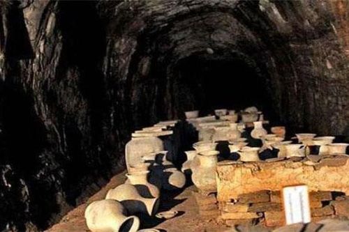 Bí ẩn mộ cổ nghìn năm được 'quái thú' canh giữ, đố ai bén mảng