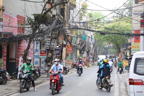 Hà Nội: Bất an những búi dây điện, cáp viễn thông chằng chịt trên phố