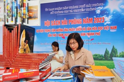 Độc giả hào hứng tham gia hội sách Hải Phòng năm 2023