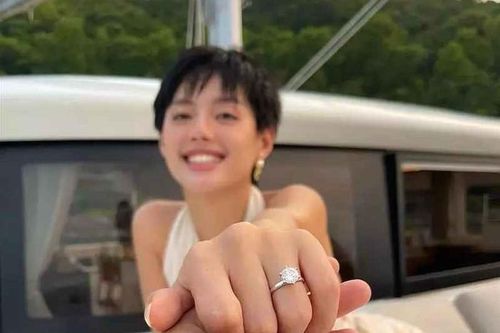 Điều ít biết về 'cô em Trendy' vừa được bạn trai cầu hôn
