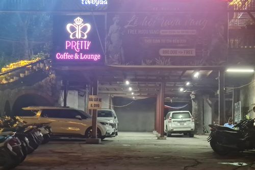 Phạt 47 triệu đồng cơ sở bán 'bóng cười' trên phố Đội Cấn