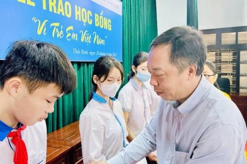 Báo Đầu tư trao 100 suất học bổng cho học sinh nghèo hiếu học tỉnh Thái Bình