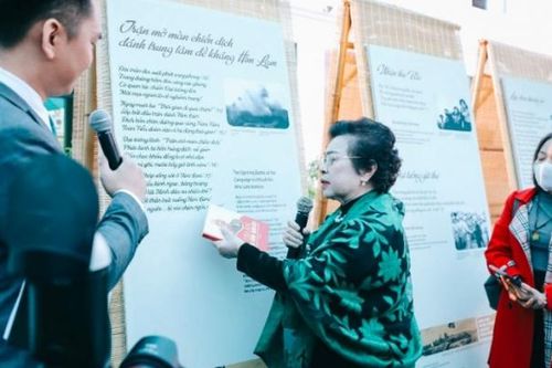 Triển lãm thơ diễn ca lịch sử 'Theo dấu chân Đại tướng' tại Làng Văn hóa