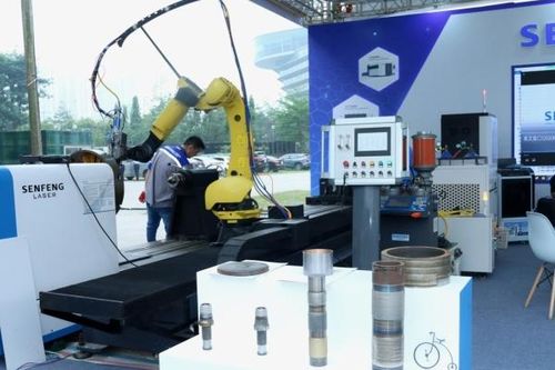 Trưng bày thiết bị, công nghệ tiên tiến về xây dựng, công nghiệp mỏ và giao thông