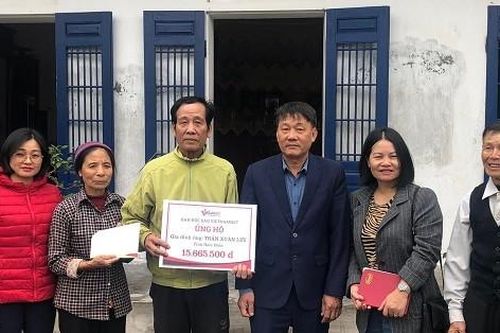 Bạn đọc giúp đỡ gần 30 triệu đồng đến hai hoàn cảnh khó khăn
