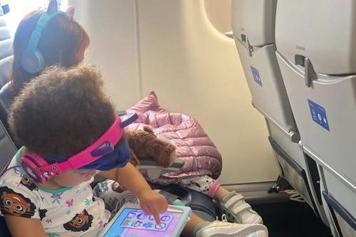 Tiếp viên bắt mẹ bầu dọn bỏng ngô 2 con làm đổ trên máy bay gây tranh cãi
