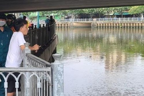 Phát hiện thi thể một phụ nữ nổi trên kênh Nhiêu Lộc - Thị Nghè