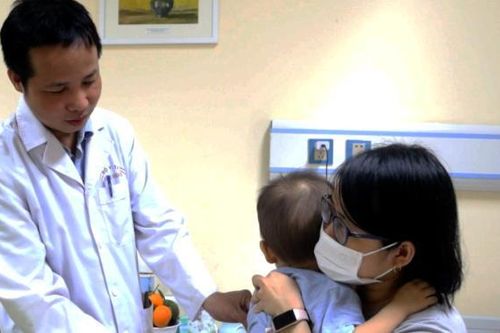 Bé trai 2 tuổi đã có sỏi thận