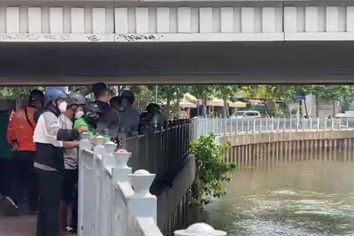 Trục vớt thi thể người phụ nữ dưới kênh Nhiêu Lộc - Thị Nghè