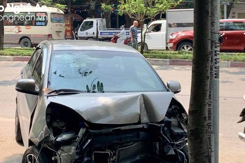 Va chạm giữa 2 ô tô cùng chiều khiến 2 người bị thương