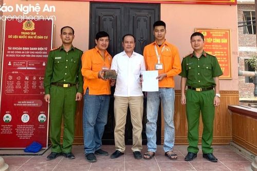 Nhân viên xe buýt trả lại 190 triệu đồng cho người đánh rơi