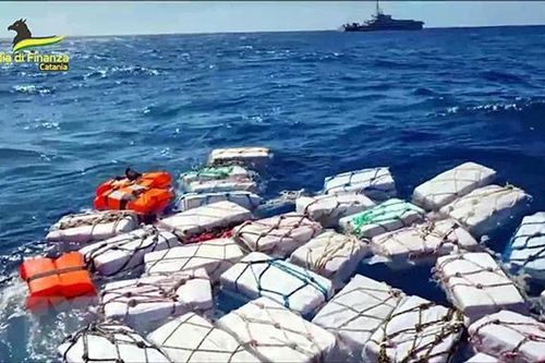 Lực lượng biên phòng Anh thu giữ hơn 1 tấn cocaine trôi nổi trên biển