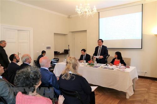 Trưởng Ban Tuyên giáo Trung ương Nguyễn Trọng Nghĩa làm việc tại Italy