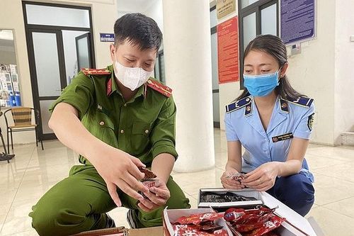 Thu hơn 6.000 sản phẩm xúc xích và cánh gà ăn liền không rõ nguồn gốc