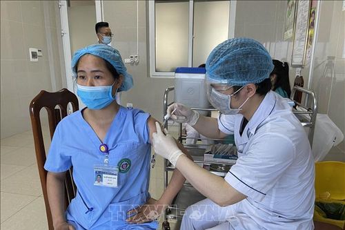 Nên chủ động tiêm vaccine phòng COVID-19 để duy trì miễn dịch cộng đồng