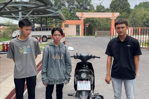 Lái xe bằng chân, nam thanh niên bị phạt 9 triệu đồng