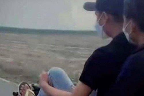 Thanh niên mất 9 triệu đồng vì chạy xe bằng 2 chân