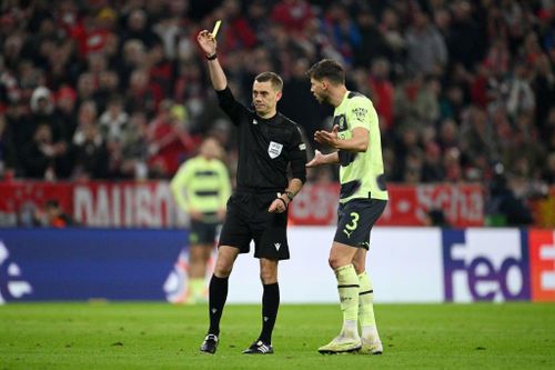 Khi nào cầu thủ được xóa thẻ ở Champions League? Có thể bị treo giò trận chung kết hay không?