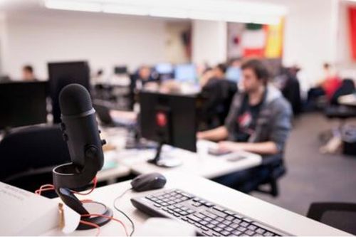Diễn viên lồng tiếng 'sốc' khi phát hiện AI sao chép giọng nói của mình