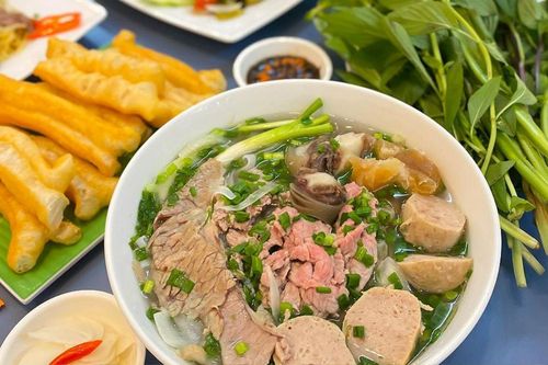 Việt Nam có 8 món ăn được báo nước ngoài khen ngợi trải dài từ Bắc đến Nam