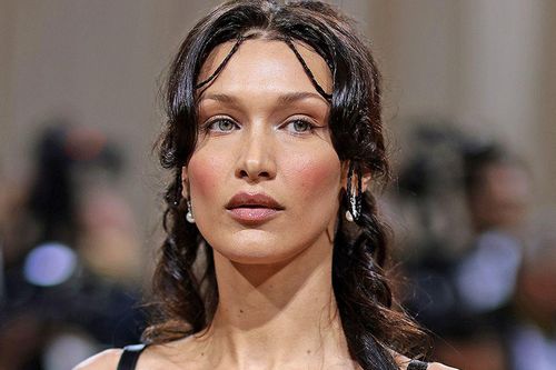 Được mệnh danh là 'người phụ nữ đẹp nhất thế giới', Bella Hadid vẫn cảm thấy tự ti về ngoại hình