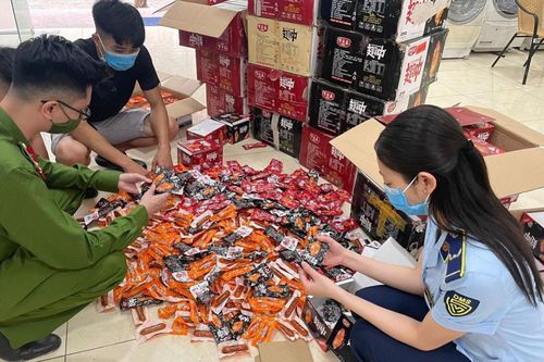 Hàng nghìn gói xúc xích, chân gà cánh gà không rõ nguồn gốc bị phát hiện