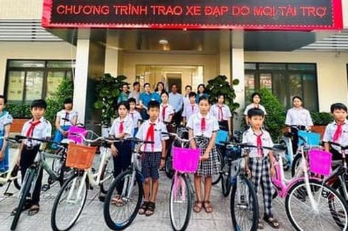 Quảng Ngãi: Bàn giao giếng khoan, hệ thống lọc nước tinh khiết và trao xe đạp cho học sinh mồ côi