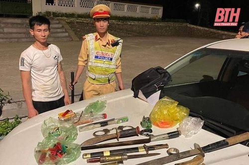 Tạm giữ xe khách chở nhiều 'hàng nóng'