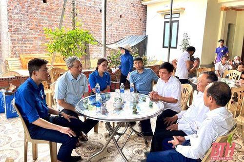 Thăm hỏi, động viên gia đình có học sinh bị đuối nước tại thị xã Nghi Sơn