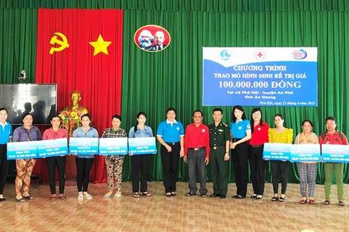Trao vốn thực hiện mô hình sinh kế cho hội viên phụ nữ xã Phú Hội