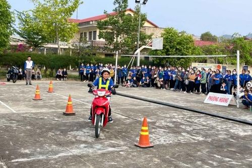 Tuyên truyền về an toàn giao thông cho 300 đoàn viên, thanh niên Trường Cao đẳng Sư phạm Trung ương Nha Trang