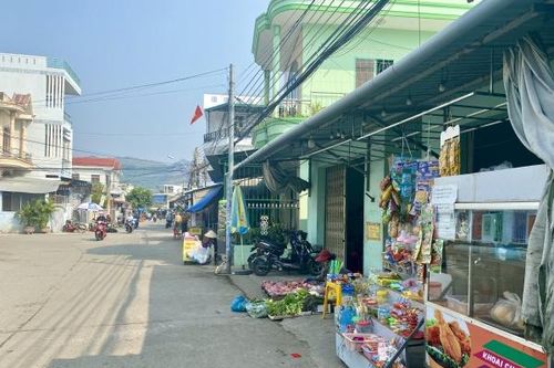 Tình trạng buôn bán tự phát xung quanh chợ Vĩnh Lương: Sẽ kiểm tra, xử lý dứt điểm