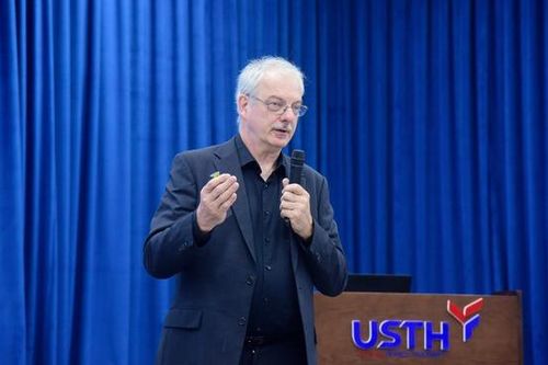 Giáo sư Nobel hóa học chia sẻ cách thu hút người trẻ đến với lĩnh vực KHCN
