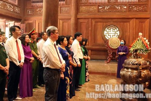 Đoàn đại biểu Thành ủy Lạng Sơn báo công dâng Bác tại Khu Di tích lịch sử K9
