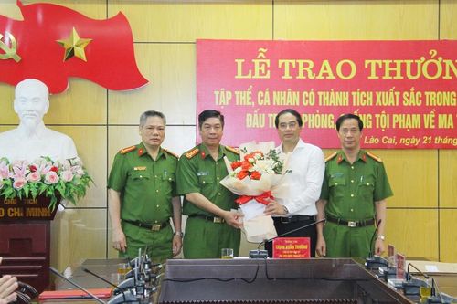 Chủ tịch UBND tỉnh trao thưởng Công an tỉnh về thành tích đấu tranh phòng, chống tội phạm ma túy