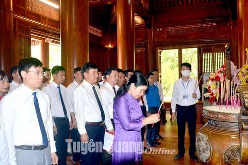 Đoàn đại biểu Đảng bộ Khối các cơ quan và doanh nghiệp tỉnh báo công với Bác tại Nghệ An