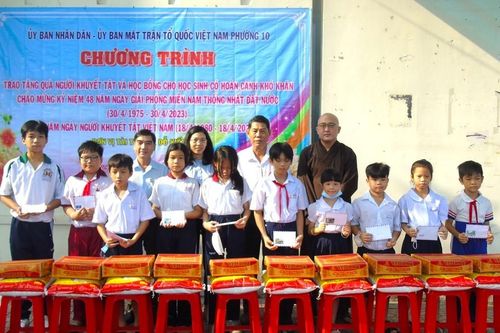 TP.HCM: Trao quà đến người khuyết tật, neo đơn trên địa bàn Q.8
