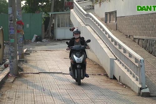 Chủ đầu tư ngó lơ khi đường ngập, căn hộ thấm nước tại chung cư ở TPHCM