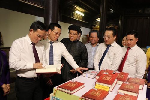 Tôn vinh sách và khẳng định vai trò trung tâm của văn hóa đọc